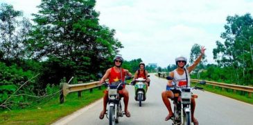 Chuyến phượt xe máy xuyên Việt nhớ đời của khách Tây