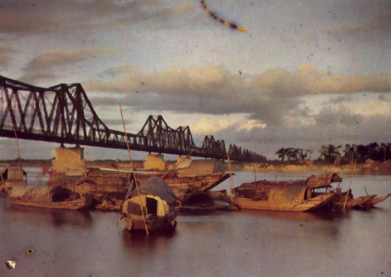 003 Cầu Long Biên là cây cầu thép đầu tiên bắc qua sông Hồng Hà Nội, ngày xưa vốn được đặt tên là Paul Doumer, theo tên của Quan Toàn quyền Đông Dương Paul Doumer. Khởi công năm 1898 và hoàn thành năm 1902.