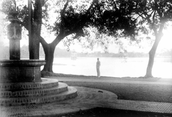 Những năm thập niên 20. Vườn hoa cạnh Hồ Gươm, góc Hàng Khay/Đinh Tiên Hoàng bây giờ. Cái đài ở góc trái ảnh giờ không còn nữa. Ảnh: Charles Peyrin