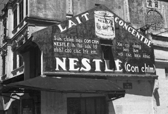 Hà Nội 1940. Một biển quảng cáo sữa đặc Nestle. Ảnh: Harrison Forman