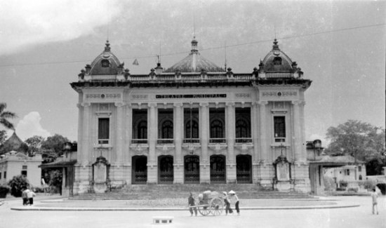 Hà Nội 1940. Nhà hát lớn Hà Nội được người Pháp khởi công xây dựng năm 1901 và hoàn thành năm 1911 theo mẫu Nhà hát Opéra Garnier ở Paris nhưng mang tầm vóc nhỏ hơn và sử dụng các vật liệu phù hợp với điều kiện khí hậu địa phương Việt Nam. Ảnh: Harrison Forman