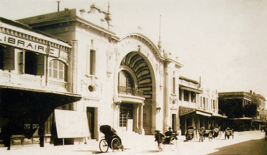 Đây chính là rạp Eden (khi đó còn tên là Cinema Palace) ở trên trước khi bị thay mặt tiền.