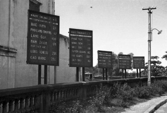 Bảng hiệu tính khoảng cách từ Hà Nội đến các tỉnh miền Bắc ở đầu cầu Long Biên. 1940. Ảnh: Harrison Forman