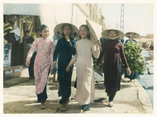Bốn cô gái trẻ Hà Nội, khoảng năm 1940.