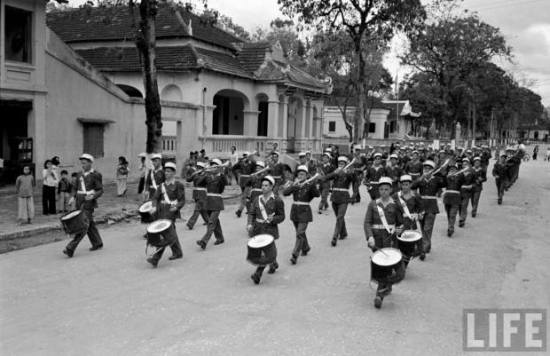 Ban quân nhạc Lê dương Hải ngoại Pháp diễn hành trên con đường chính của Lạng Sơn, 1950.