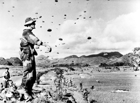 Ngày 17 tháng 7 năm 1953, lúc 08h sáng, Trung úy Rivier, Y sĩ trưởng của Tiểu đoàn 6 Nhảy dù Thuộc địa đứng quan sát đơn vị mình đang hạ xuống bằng dù (tại phía bắc Lạng Sơn, dọc theo Quốc Lộ 4) trong chiến dịch “Chim én”. Chiến dịch này nhằm mục đích phá hủy các kho vũ khí và trang thiết bị ở gần thành phố Lạng Sơn, nơi đã trở thành một trung tâm tiếp nhận vũ khí do Trung Quốc giúp Việt Minh kể từ tháng 10 năm 1950.
