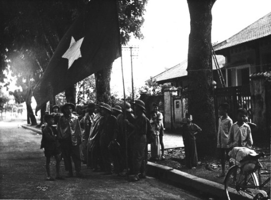 Với thất bại tại Điện Biên Phủ, Pháp buộc phải ký Hiệp định Geneve, đồng thời rút hết quân về nước. Đúng tám giờ ngày 10/10/1954, các đơn vị quân đội nhân dân Việt Nam tiến vào từ 5 cửa ô, tiếp quản Thủ đô sau chín năm bị tạm chiếm.