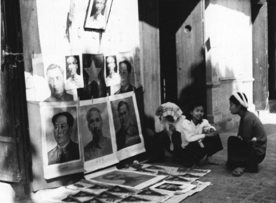 Bán ảnh các lãnh tụ Cộng sản trên đường phố Hà Nội ngày 11-10-1954.