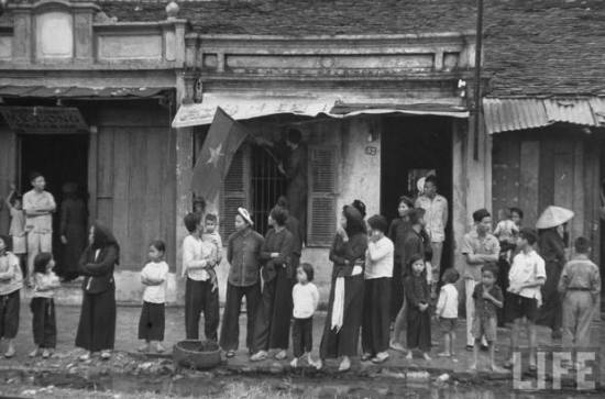 Dân đứng bên đường xem quân Pháp rút lui. Hà Nội, 10.10.1954