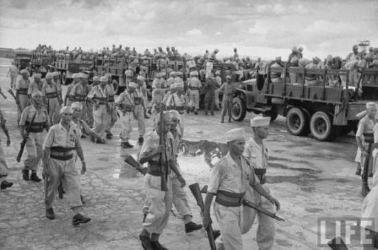 Lính Pháp chuẩn bị rút khỏi Hà Nội. Tháng 10, 1954
