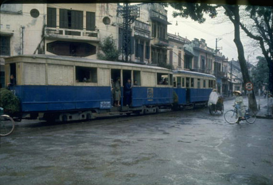 1967. Xe điện chạy qua trung tâm Hà Nội ( góc Avenue Puginier và Rue du Coton trong bản đồ năm 1936, nay là góc Điện Biên Phủ-Phố Hàng Bông, cạnh vườn hoa Cửa Nam)