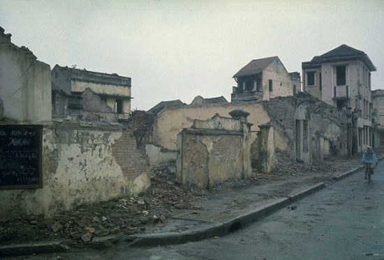 Góc đường Nguyễn Trường Tộ và Nguyễn Biểu, sát ngay nhà máy điện Yên Phụ Hà Nội, một trọng điểm ném bom của Mỹ năm 1967 và 1972. Không xa nơi đó là trận địa pháo phòng không 100 mm của Hồ Trúc Bạch, nơi Thiếu tá McCaine rơi ngày 26-10-1967.
