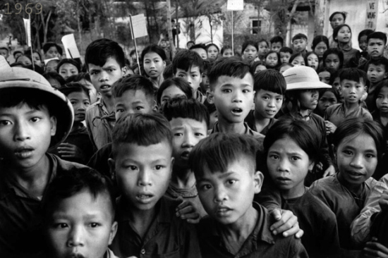 1969. Khuôn mặt trẻ em khi lần đầu nhìn thấy người phương Tây.