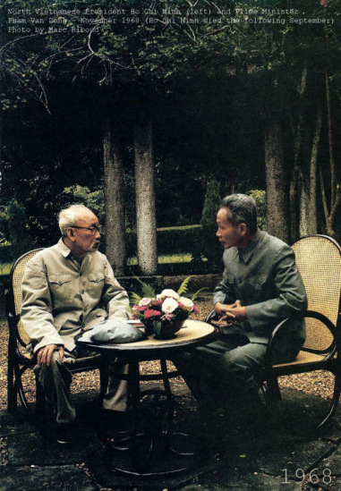 Chủ tịch Bắc Việt Nam Hồ Chí Minh và Thủ tướng Phạm Văn Đồng, hình chụp tại vườn Phủ chủ tịch tháng 11/1968. Ảnh: Marc Riboud