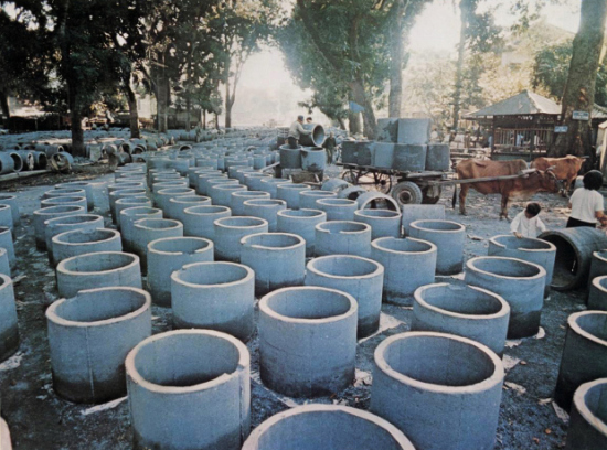 Hà Nội 1972 – Sản xuất hố tránh bom cá nhân.