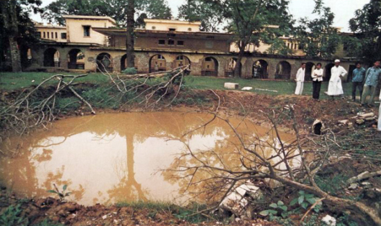 Hà Nội 1972 – Hố bom trong sân bệnh viện Bạch Mai.