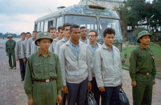 1973. Trao trả tù binh Mỹ ở sân bay Gia Lâm.