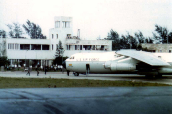 1973. Máy bay vận tải C-141 của Không quan Mỹ đến sân bay Gia Lâm, Hà Nội để đón tù binh Mỹ được trao trả.