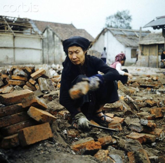 Hà Nội 1973 – nhặt nhạnh gạch để dựng lại nhà tại phố Khâm Thiên. Ảnh: Werner Schulze