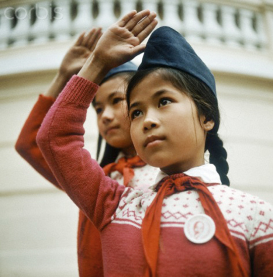 Đội viên thiếu niên Tiền Phong quàng khăn đỏ, Hà Nội 1973. Ảnh: Werner Schulze
