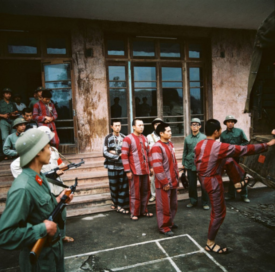 Tù binh Trung Quốc trong chiến tranh Việt Trung năm 1979. Ảnh: Thomas Billhardt