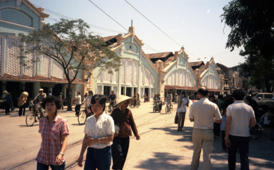 Chợ Đồng Xuân. Đây là một trong những chợ lớn nhất tại Hà Nội, Việt Nam; là chợ lớn nhất trong khu phố cổ Hà Nội. Chợ có lịch sử tồn tại hàng trăm năm từ thời phong kiến nhà Nguyễn.