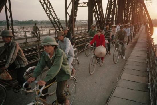 Cầu Long Biên lúc hoàng hôn, những người dân đang về nhà sau một ngày lao động mệt nhọc. 1989. Ảnh: David Alan Harvey