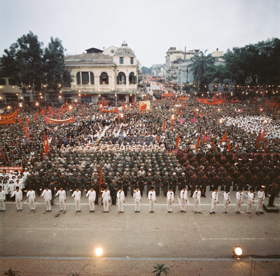 Cuộc mít-tinh lớn được tổ chức ở quảng trường Cách mạng Tháng Tám, Hà Nội.