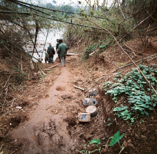 Những quả mìn được đào lên bên một con đường đất, biên giới phía Bắc năm 1979.