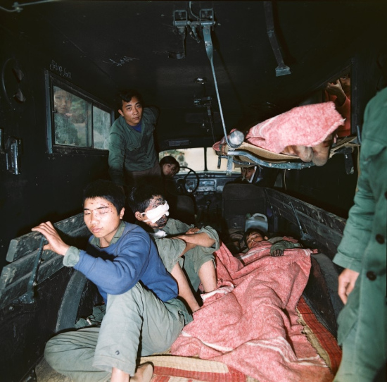 Trên một xe chở thương binh ở biên giới phía Bắc năm 1979.